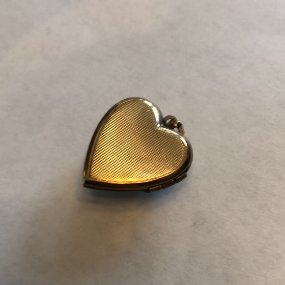 Vintage Gold Plated Heart Locket Flower Detail - Picture 3 of 3